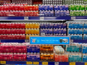 Tủ mát trưng bày các sản phẩm của Vinamilk