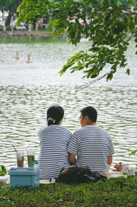 Cặp đôi bên bờ hồ