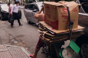 Những chiếc thùng carton trên xe máy