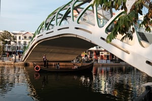 Thuyền chở khách tham quan