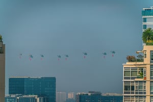 Đội trực thăng diễu binh bay đi