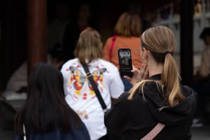Cô gái nước ngoài sử dụng Google Lens Translate