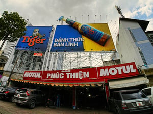 Bảng quảng cáo ngoài trời của bia Tiger và dầu nhớt Motul
