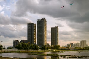 Những tòa nhà cao tầng bên dòng sông