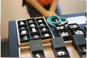 Khay trưng bày trang sức đá