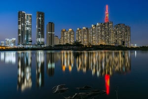 Vinhomes Landmark 81 rực đỏ