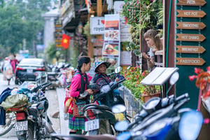 Bán hàng thổ cẩm trên đường phố