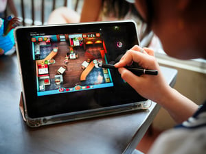 Một cô gái đang chơi game online