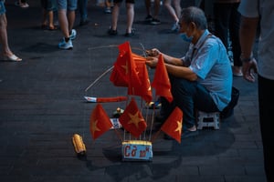 Ông già bán cờ Việt Nam ngày Độc lập