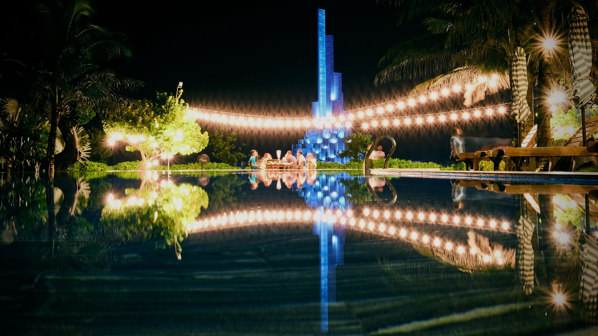 Ánh đèn xanh của tháp Nghinh Phong nhìn từ resort