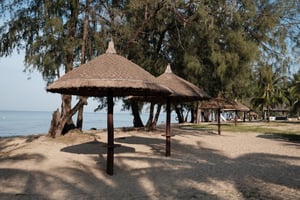 Chòi lá trên bờ biển