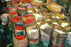 Những bó hoa tươi được sắp xếp ngăn nắp