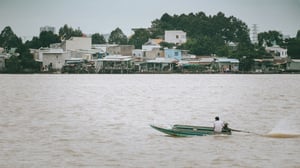 Chiếc ghe trên sông