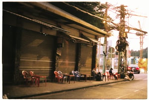 Một quán cà phê trên vỉa hè