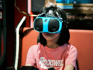 Một cô bé đang chơi trò thực tế ảo