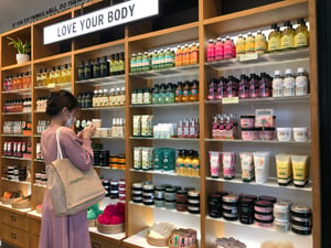 Cô gái lựa mỹ phẩm @ The Body Shop